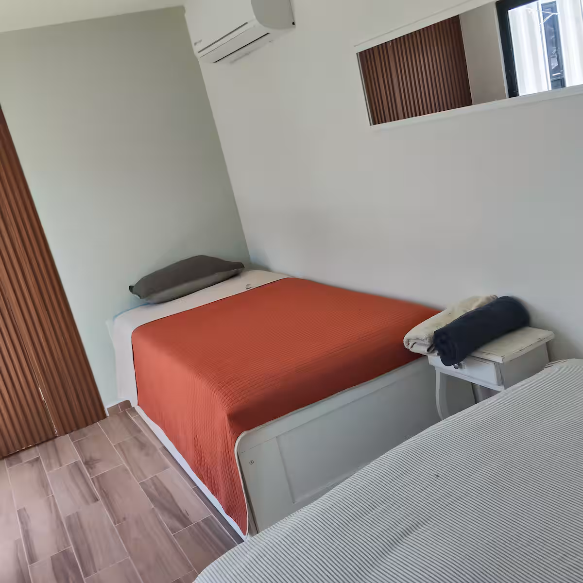 Detalle de la cama y la decoración en un espacio de Villa Ballena, La Paz, BCS