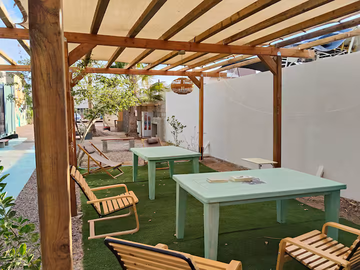 Patio con andador y vegetación en Villa Ballena, hospedaje tranquilo para acompañantes de pacientes