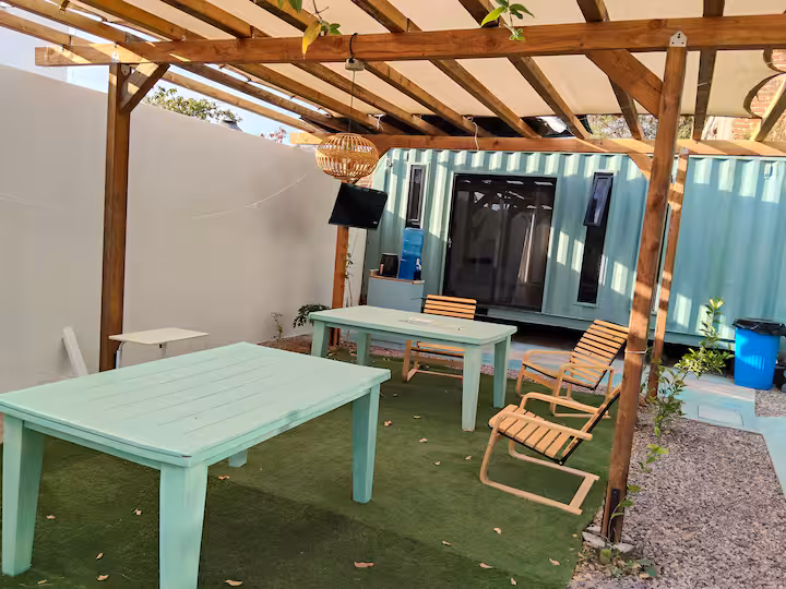 Terraza con pérgola y mesa al aire libre en Villa Ballena, hospedaje cerca del IMSS en La Paz