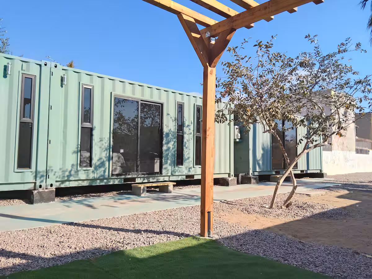 Exterior de los espacios tipo contenedor de Villa Ballena, hospedaje cerca del IMSS en La Paz, BCS