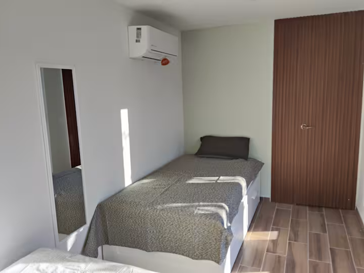 Espacio con cama individual y clóset en Villa Ballena, hospedaje económico cerca del IMSS de La Paz