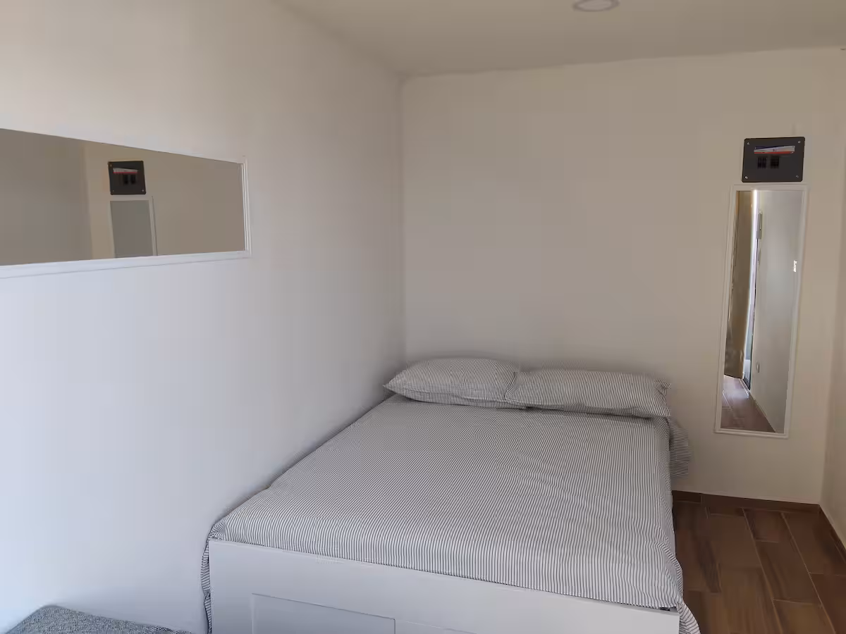 Interior de un espacio con cama doble y ventanal en Villa Ballena, La Paz, BCS