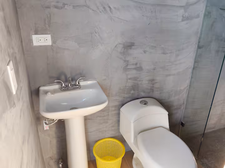 Baño limpio con lavabo y regadera en Villa Ballena, hospedaje cerca del IMSS en La Paz, BCS