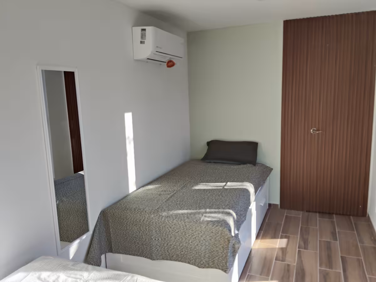 Interior amplio y limpio de un espacio en Villa Ballena, alojamiento para acompañantes de pacientes en La Paz