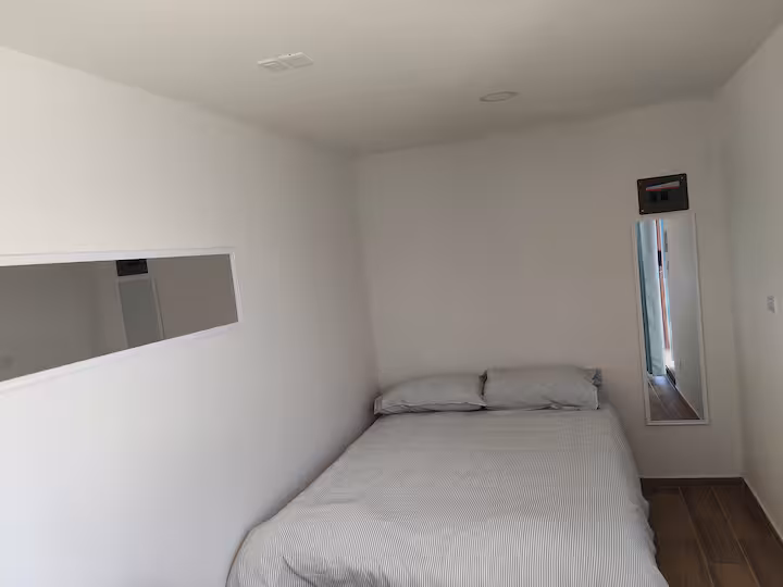 Espacio con cama doble en Villa Ballena, hospedaje tranquilo cerca del hospital en La Paz BCS